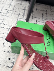 BOTTEGA VENETA 26S HIGH-HEEL THONG SANDALS 40 MM IN DARK RED CALFSKIN