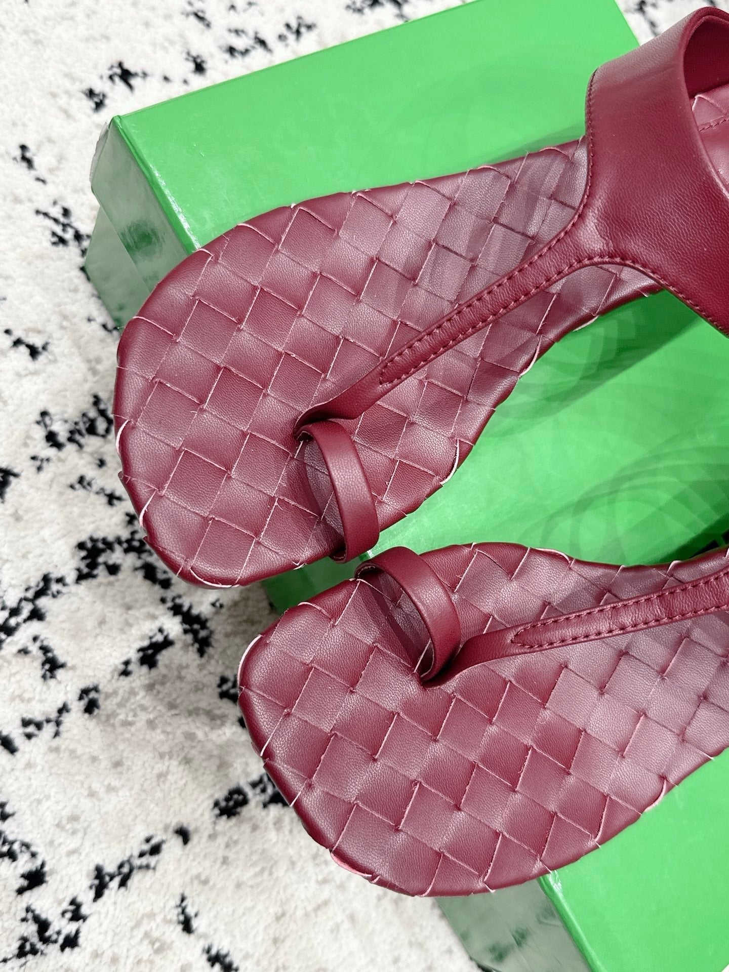 BOTTEGA VENETA 26S HIGH-HEEL THONG SANDALS 40 MM IN DARK RED CALFSKIN