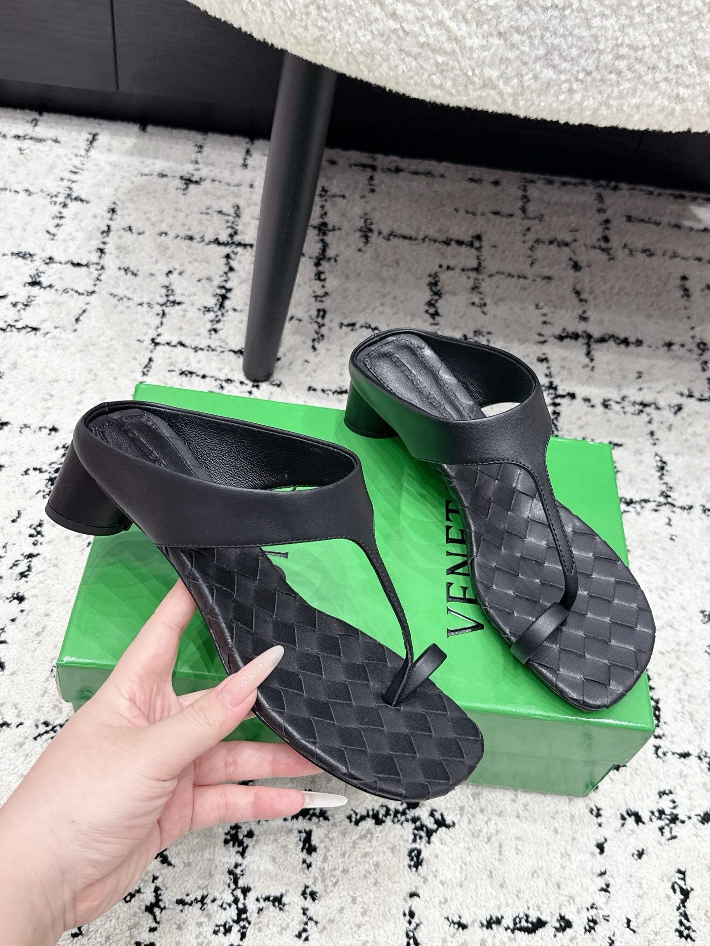 BOTTEGA VENETA 26S HIGH-HEEL THONG SANDALS 40 MM IN BLACK CALFSKIN