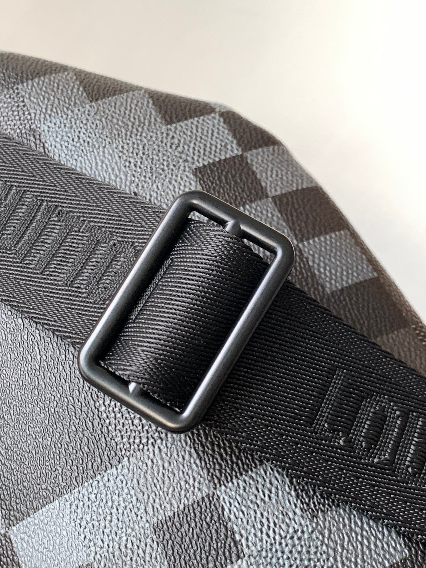 LV 25S ORIGINAL DYNAMIC BUMBAG 30 IN CANVAS DAMOFLAGE BLACK