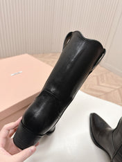POINTED TOE BOOTS IN BLACK CALFSKIN