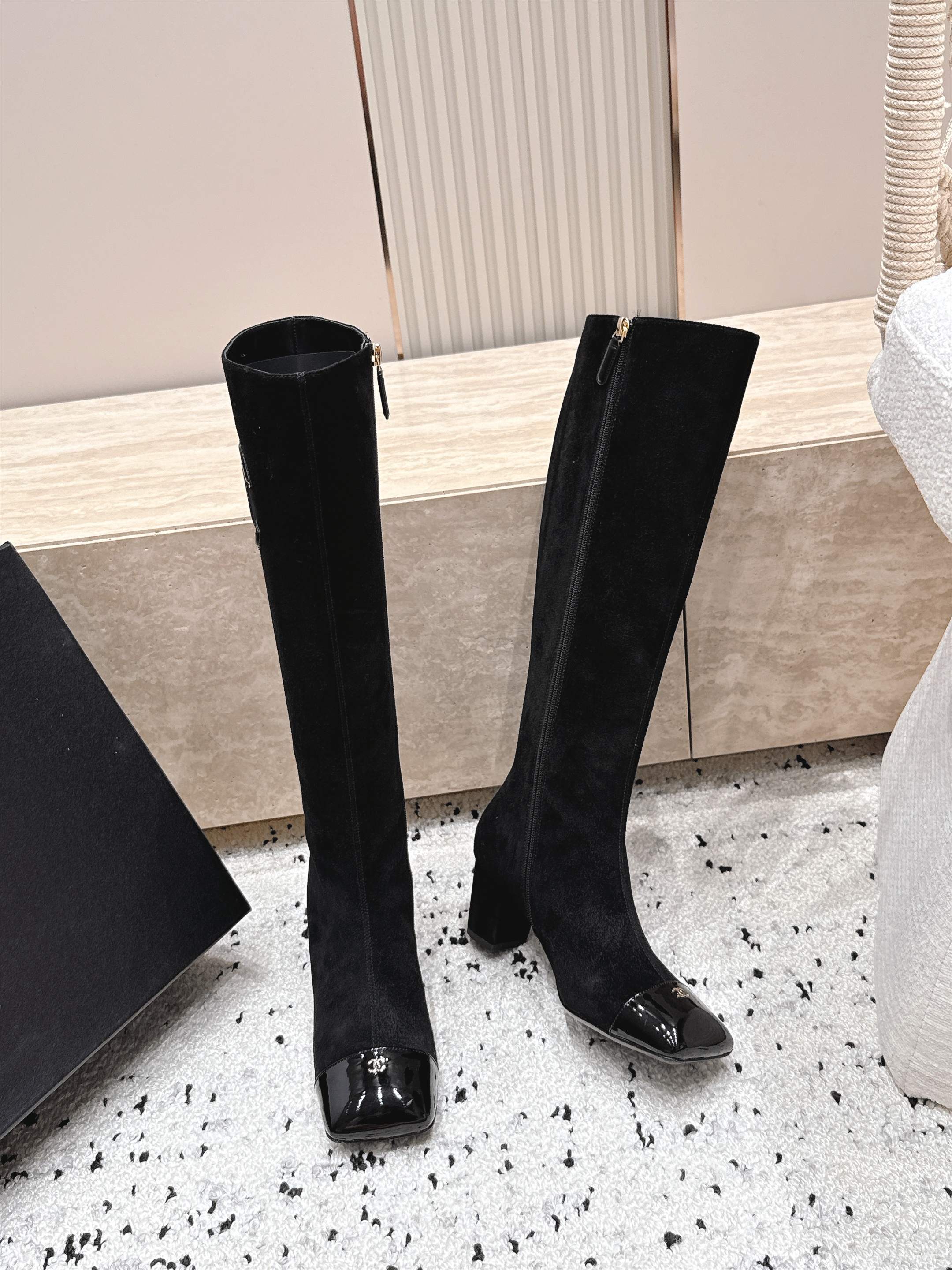 CHANEL 26S KNEE HIGH BOOTS 70 MM IN BLACK SUEDE AND PATENT