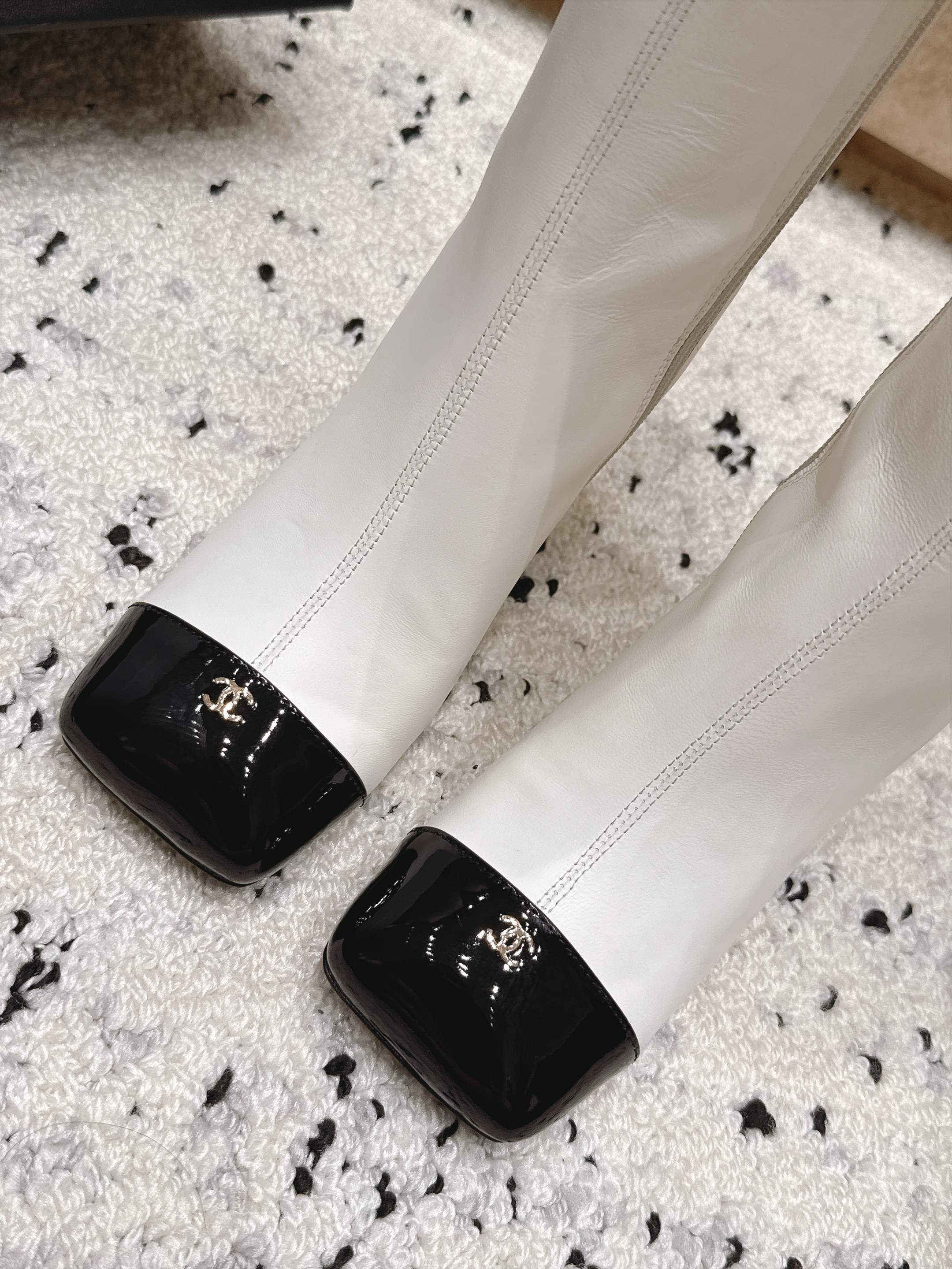 CHANEL 26S KNEE HIGH BOOTS 90 MM IN WHITE CALFSKIN AND BLACK PATENT