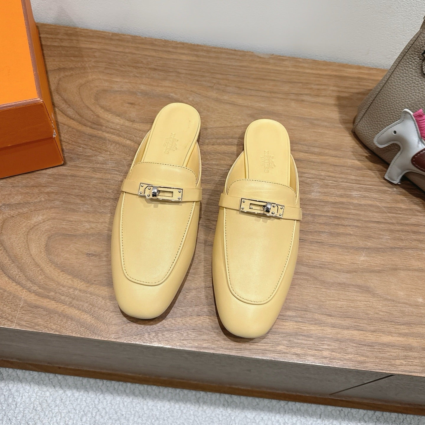 HM 26S KELLY MULE IN PALE YELLOW CALFSKIN SILVER HARDWARE