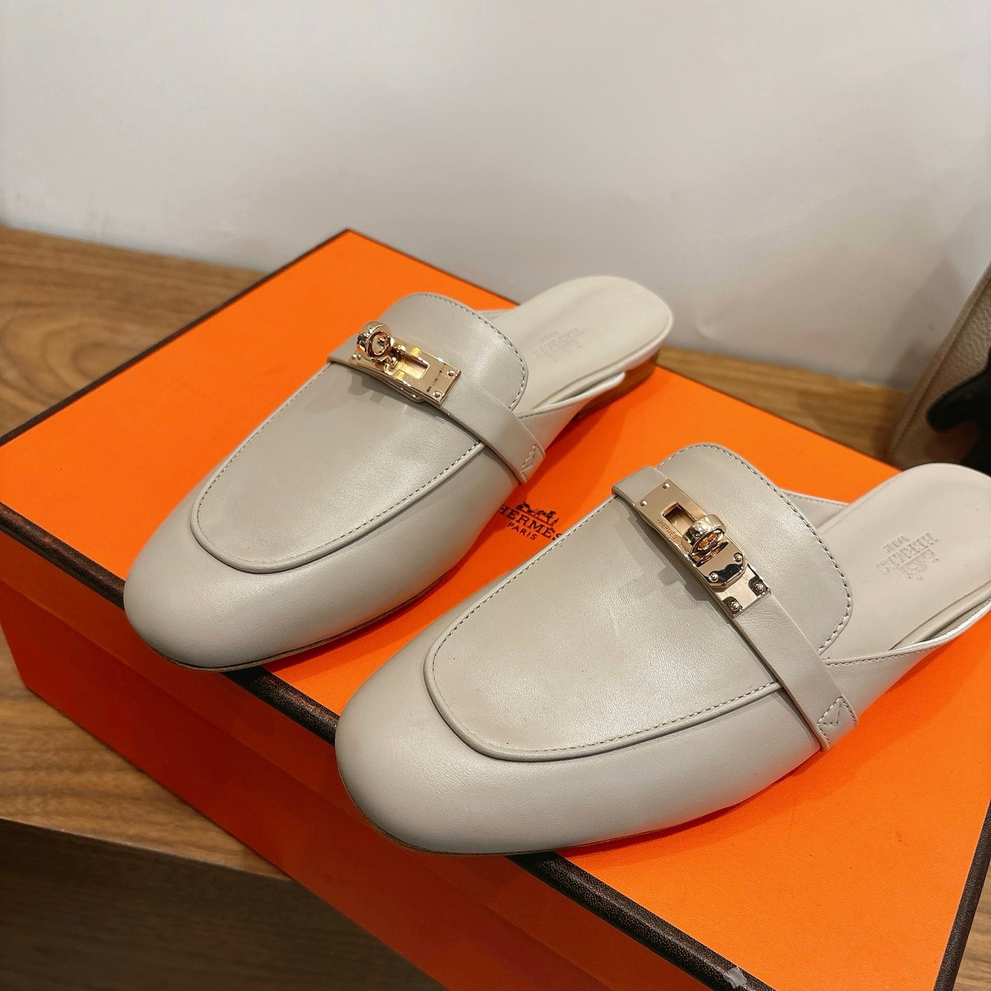 HM 26S KELLY MULE IN BEIGE CALFSKIN GOLD HARDWARE