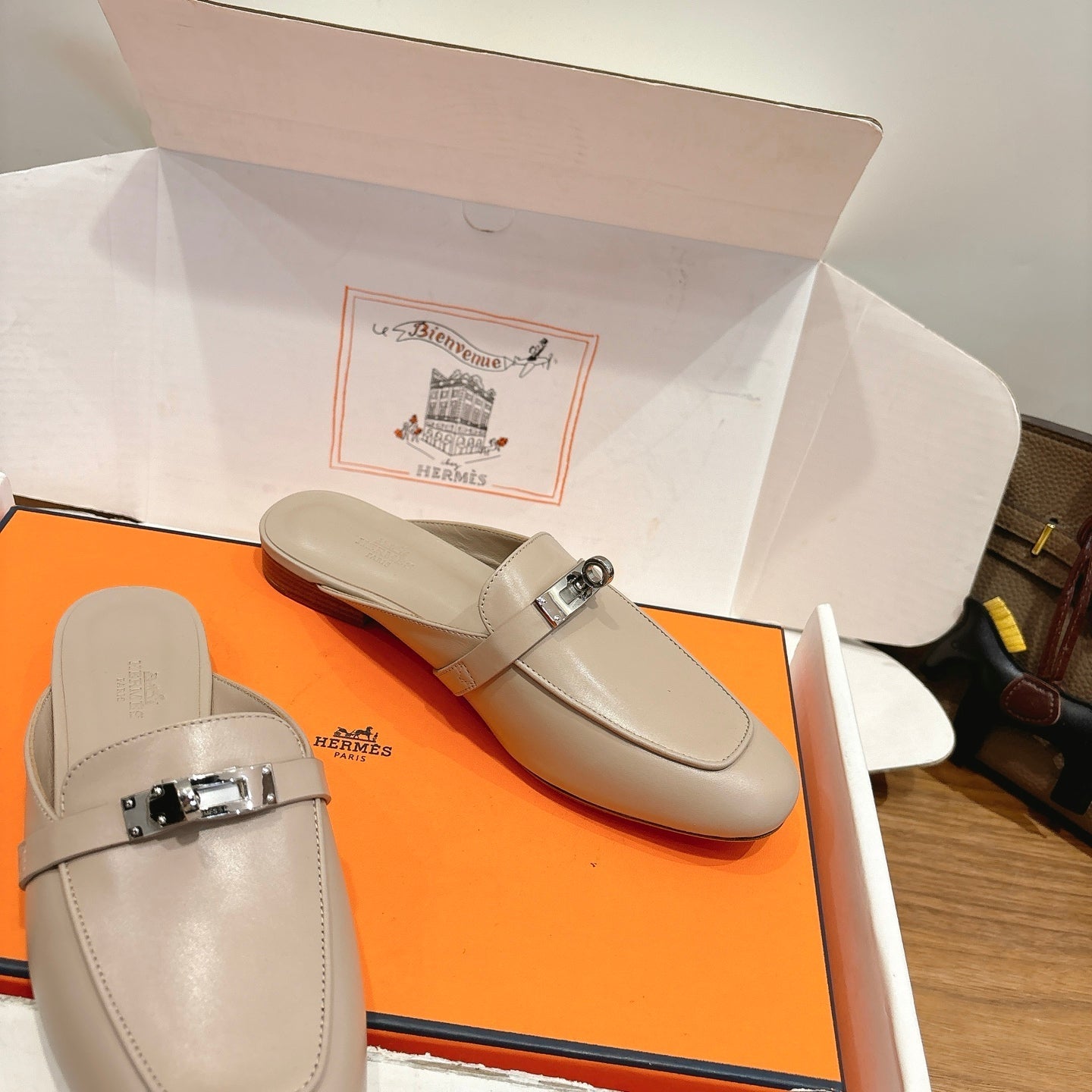 HM 26S KELLY MULE IN BEIGE CALFSKIN SILVER HARDWARE
