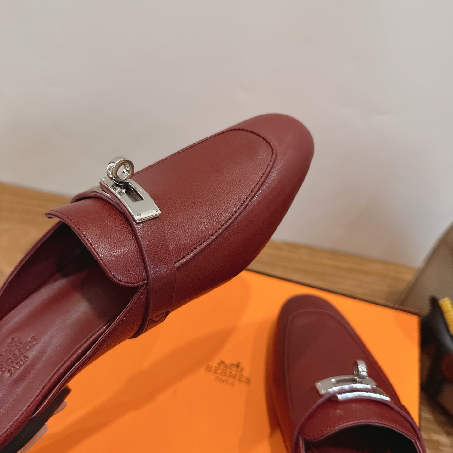 HM 26S OZ MULE IN BURGUNDY RED CALFSKIN SILVER HARDWARE