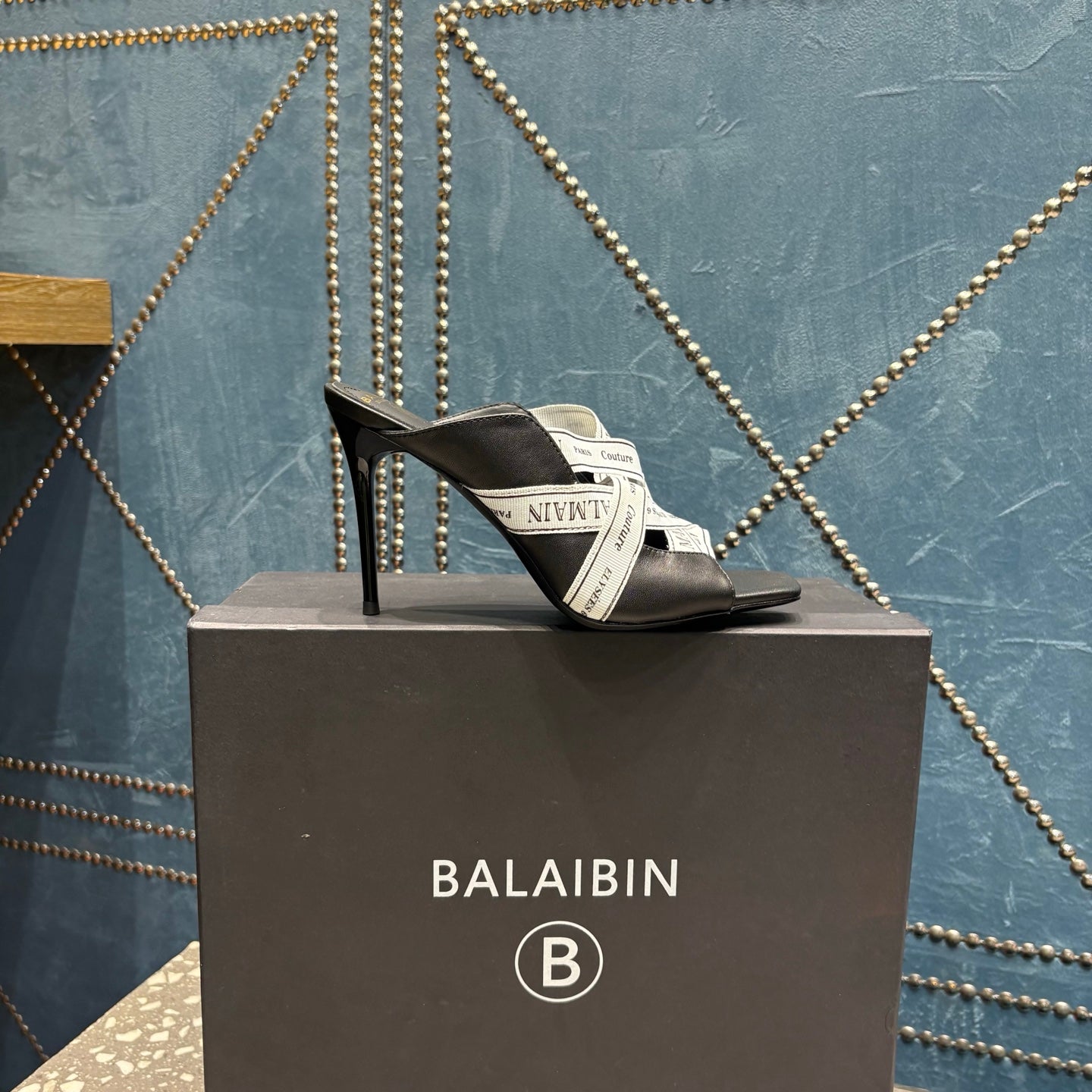 BALMAIN 26S HIGH-HEEL SANDALS 95 MM IN BLACK CALFSKIN AND WHITE FABRIC