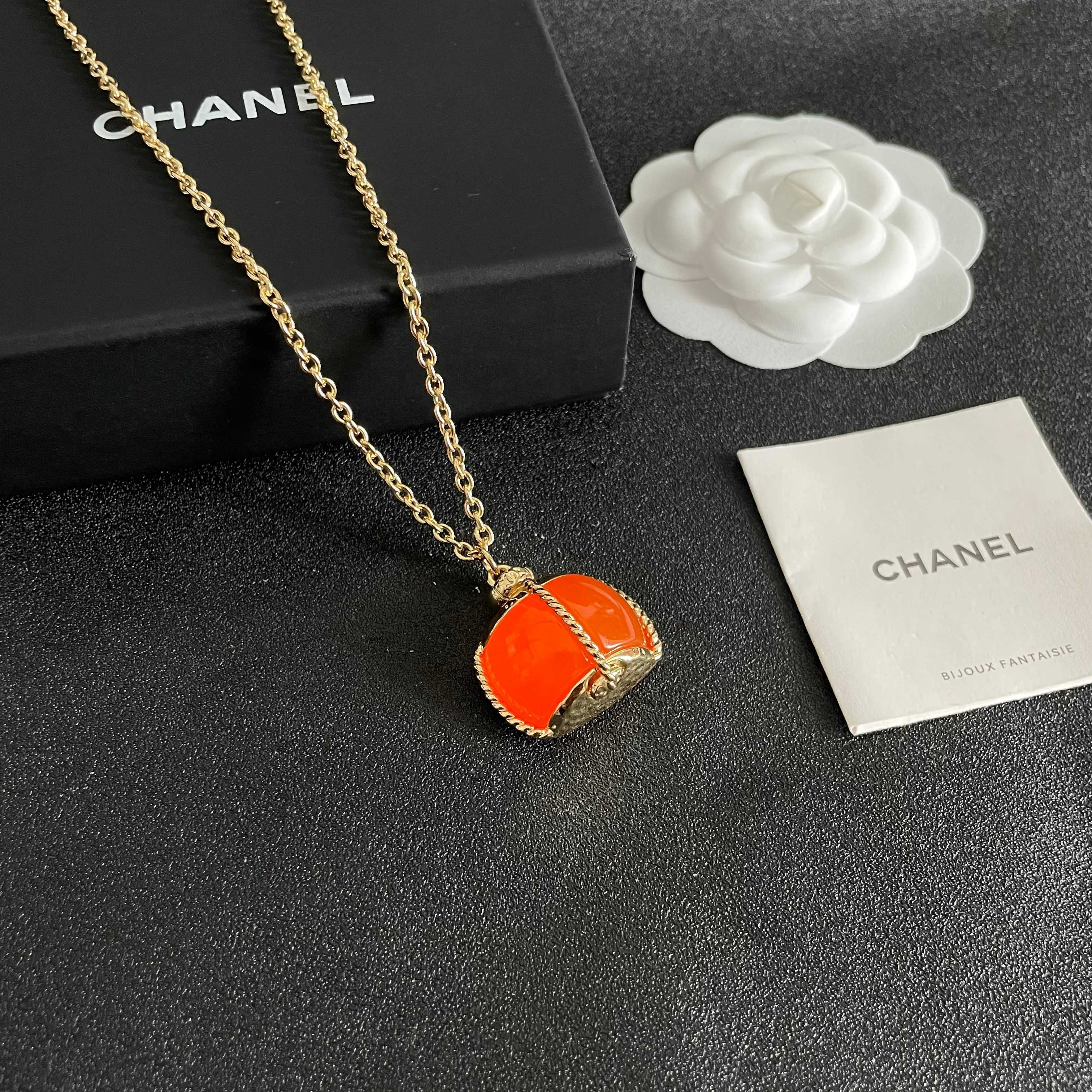 CHANEL 26S DOUBLE C LOGO ORANGE RESIN STATEMENT PENDANT NECKLACE IN GOLD METAL 629172