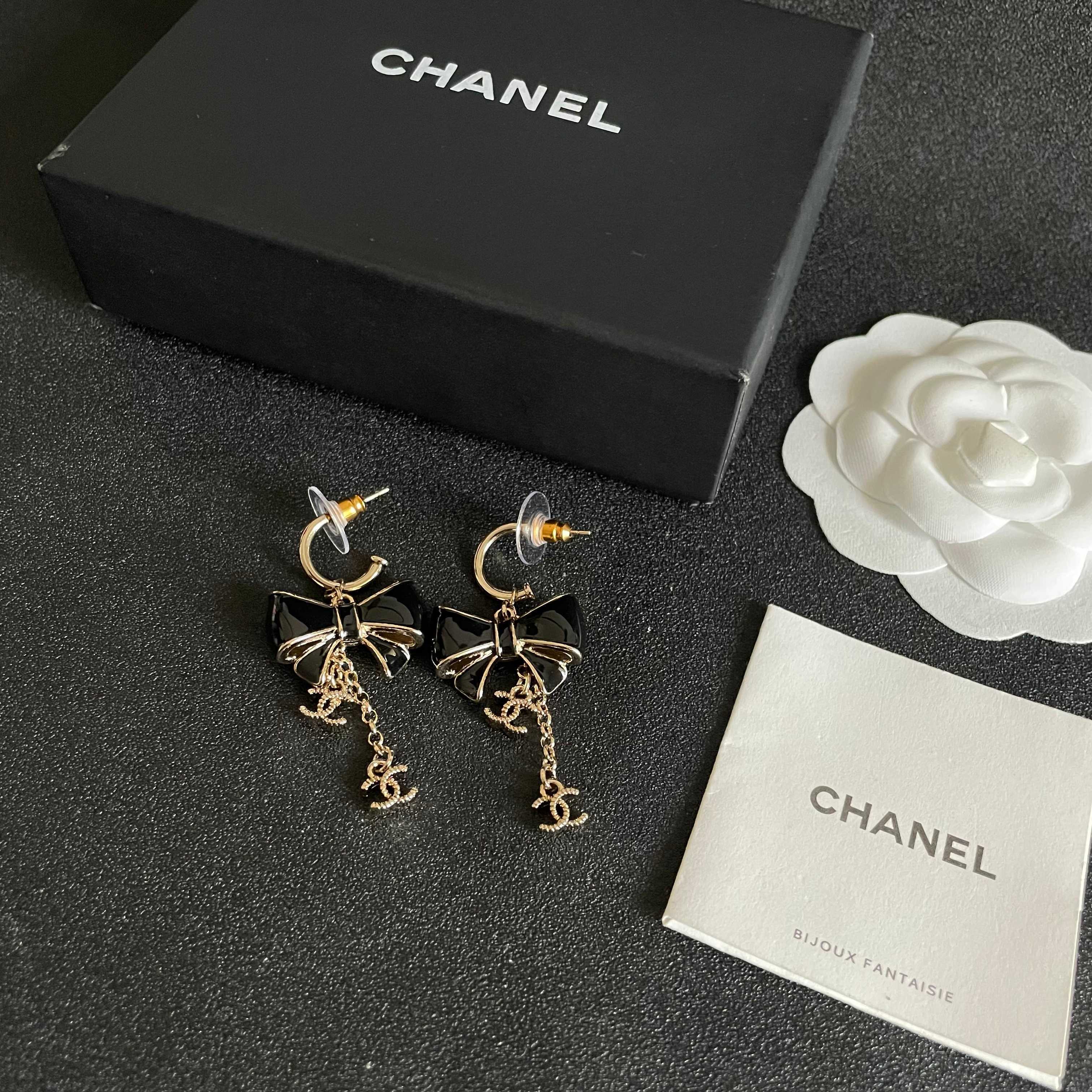 CHANEL 26S DOUBLE C LOGO BLACK ENAMEL BOW DANGLE EARRINGS WITH CHAIN CHARMS IN GOLD METAL 629178