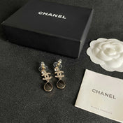 CHANEL 26S DOUBLE C LOGO CRYSTAL & BROWWN TEARDROP DANGLE EARRINGS IN GOLD METAL 629180