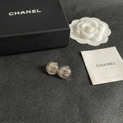 CHANEL 26S DOUBLE C LOGO ENGRAVED ROUND STUD EARRINGS IN SILVER METAL 629190