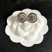 CHANEL 26S DOUBLE C LOGO ENGRAVED ROUND STUD EARRINGS IN SILVER METAL 629190