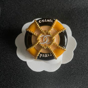 CHANEL 26S DOUBLE C LOGO PARIS ROUND ENAMEL BROOCH IN BLACK & AMBER WITH ROPE DETAIL GOLD METAL 629194