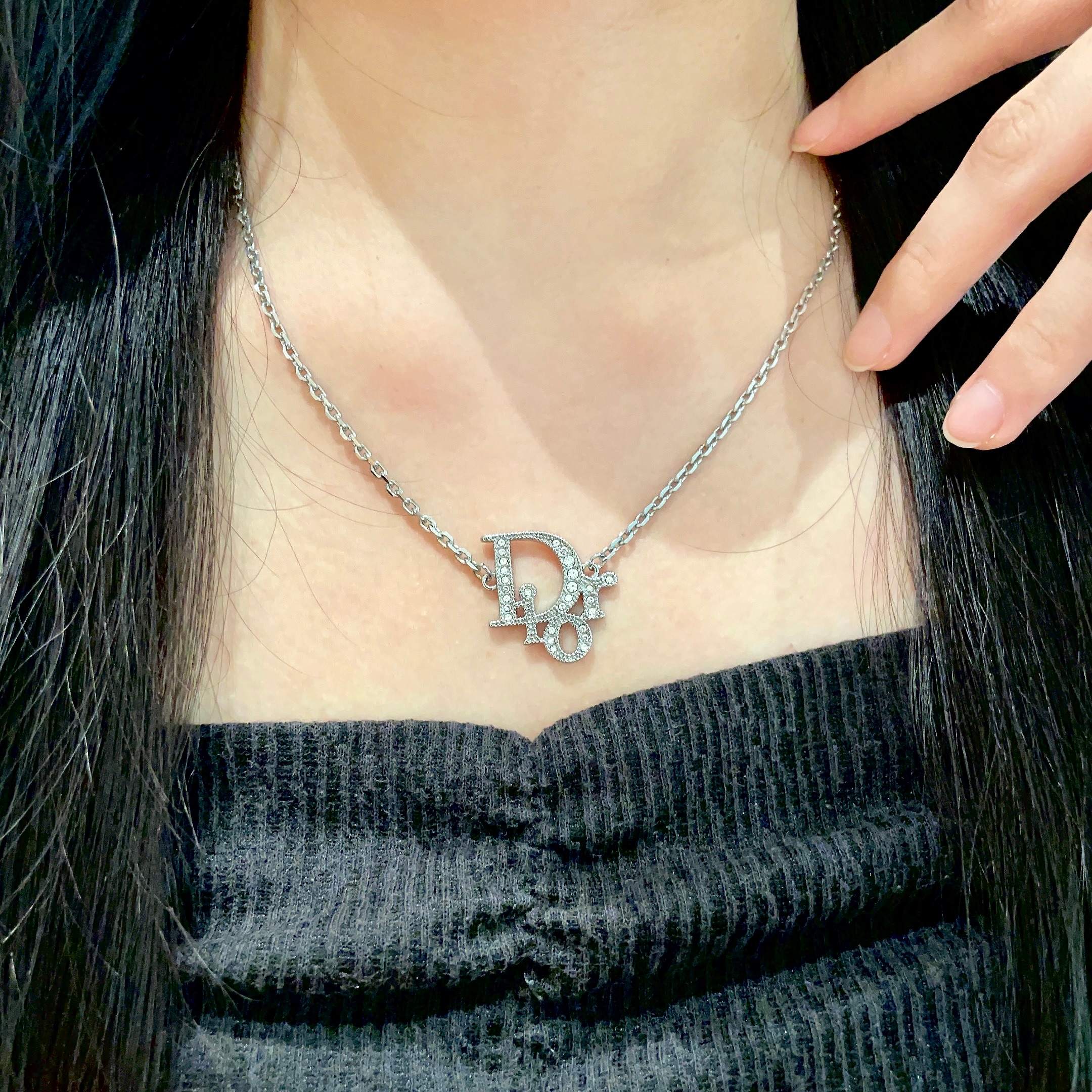 CD 26S CRYSTAL DIOR LOGO PENDANT NECKLACE IN SILVER METAL 631900
