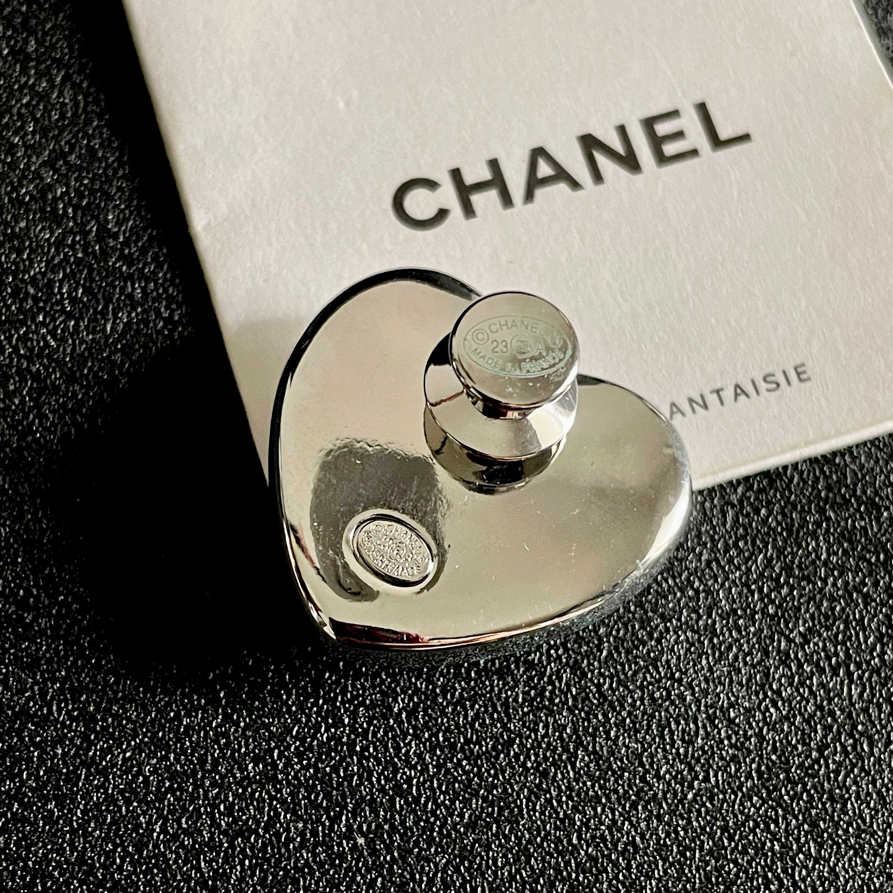 CHANEL 26S DOUBLE C LOGO CRYSTAL HEART BROOCH IN GOLD METAL 629994