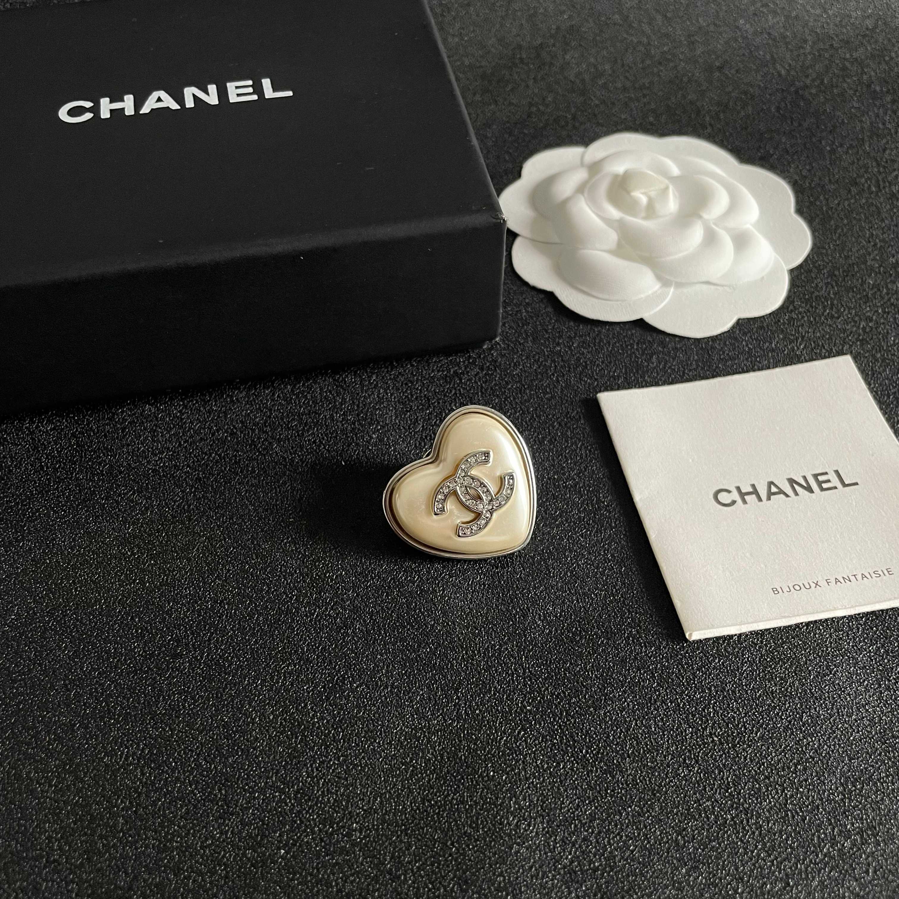 CHANEL 26S DOUBLE C LOGO CRYSTAL HEART BROOCH IN GOLD METAL 629994