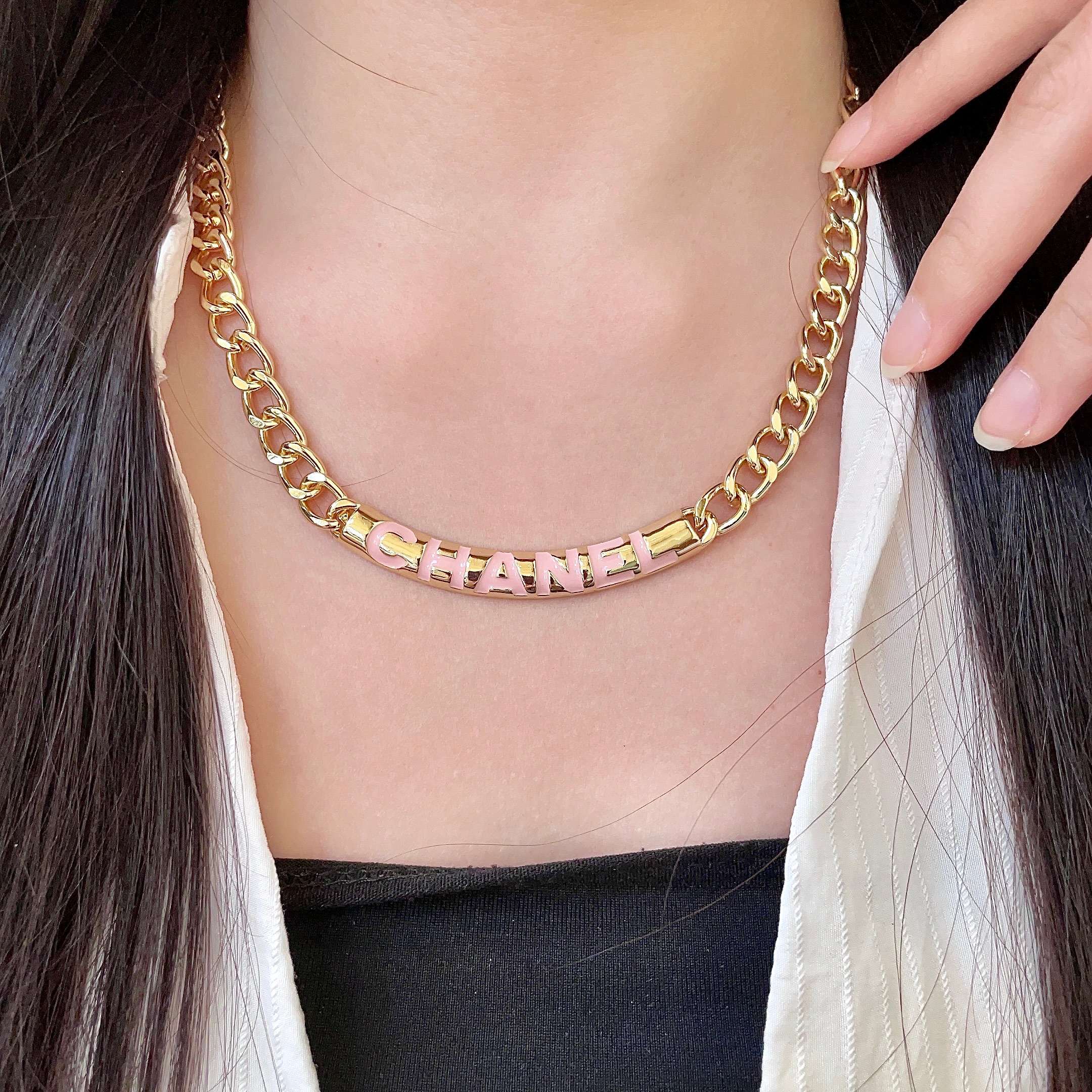 CHANEL 26S CHANEL LETTER LOGO ENAMEL CHAIN NECKLACE IN GOLD METAL WITH CC CHARM 630062