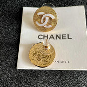 CHANEL 26S DOUBLE C LOGO WHITE ENAMEL TEXTURED ROUND STUD EARRINGS IN GOLD METAL 630072