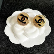 CHANEL 26S DOUBLE C LOGO BLACK ENAMEL TEXTURED ROUND STUD EARRINGS IN GOLD METAL 630073