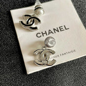 CHANEL 26S DOUBLE C LOGO BLACK ENAMEL & PEARL DROP EARRINGS IN SILVER METAL 629895