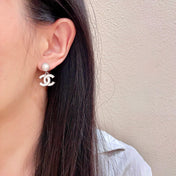 CHANEL 26S DOUBLE C LOGO WHITE ENAMEL & PEARL DROP EARRINGS IN SILVER METAL 629896