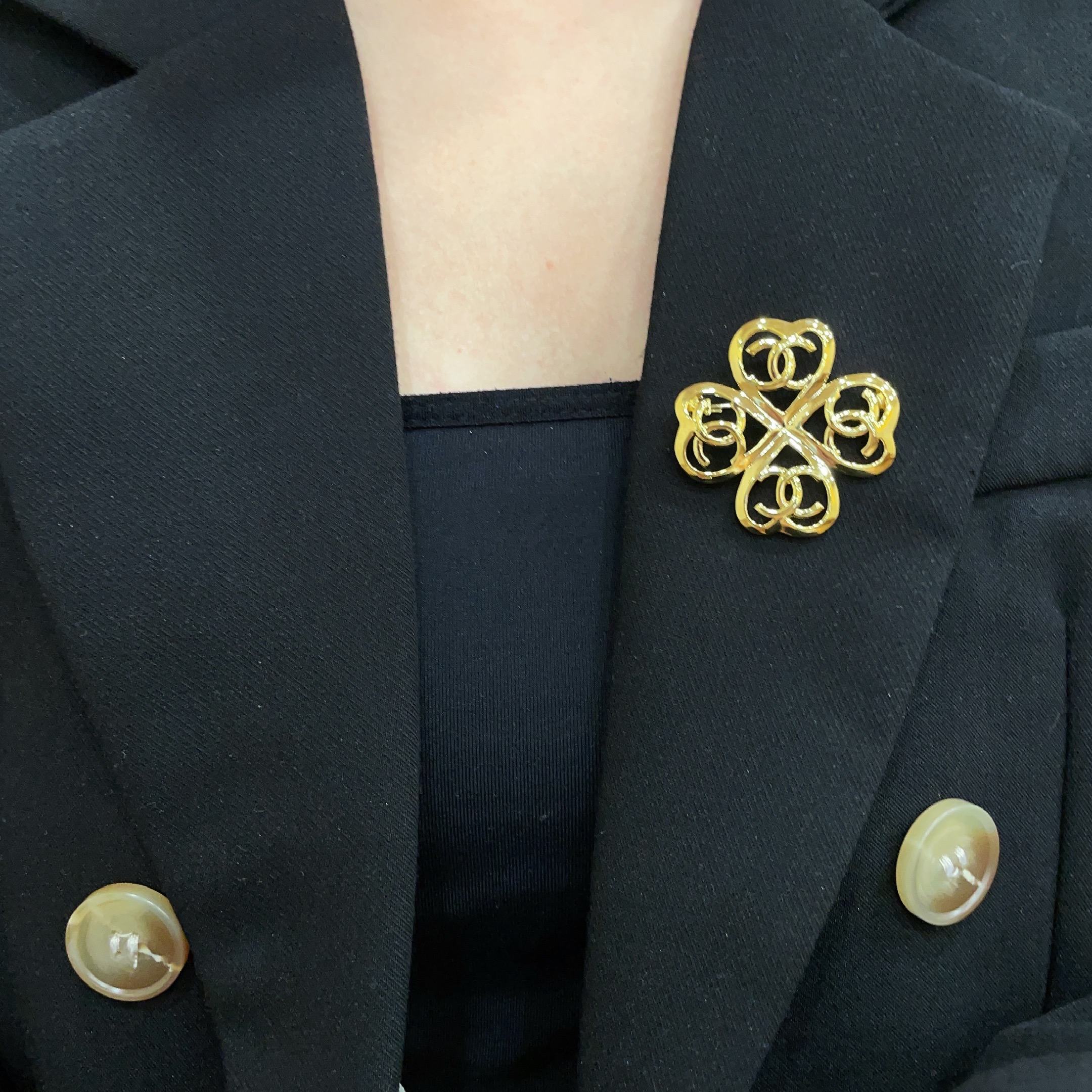 CHANEL 26S DOUBLE C LOGO HEART CLOVER BROOCH IN GOLD METAL 629910