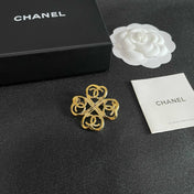 CHANEL 26S DOUBLE C LOGO HEART CLOVER BROOCH IN GOLD METAL 629910