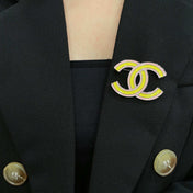 CHANEL 26S CHANEL DOUBLE C LOGO YELLOW & PINK ENAMEL BROOCH IN SILVER METAL 629912