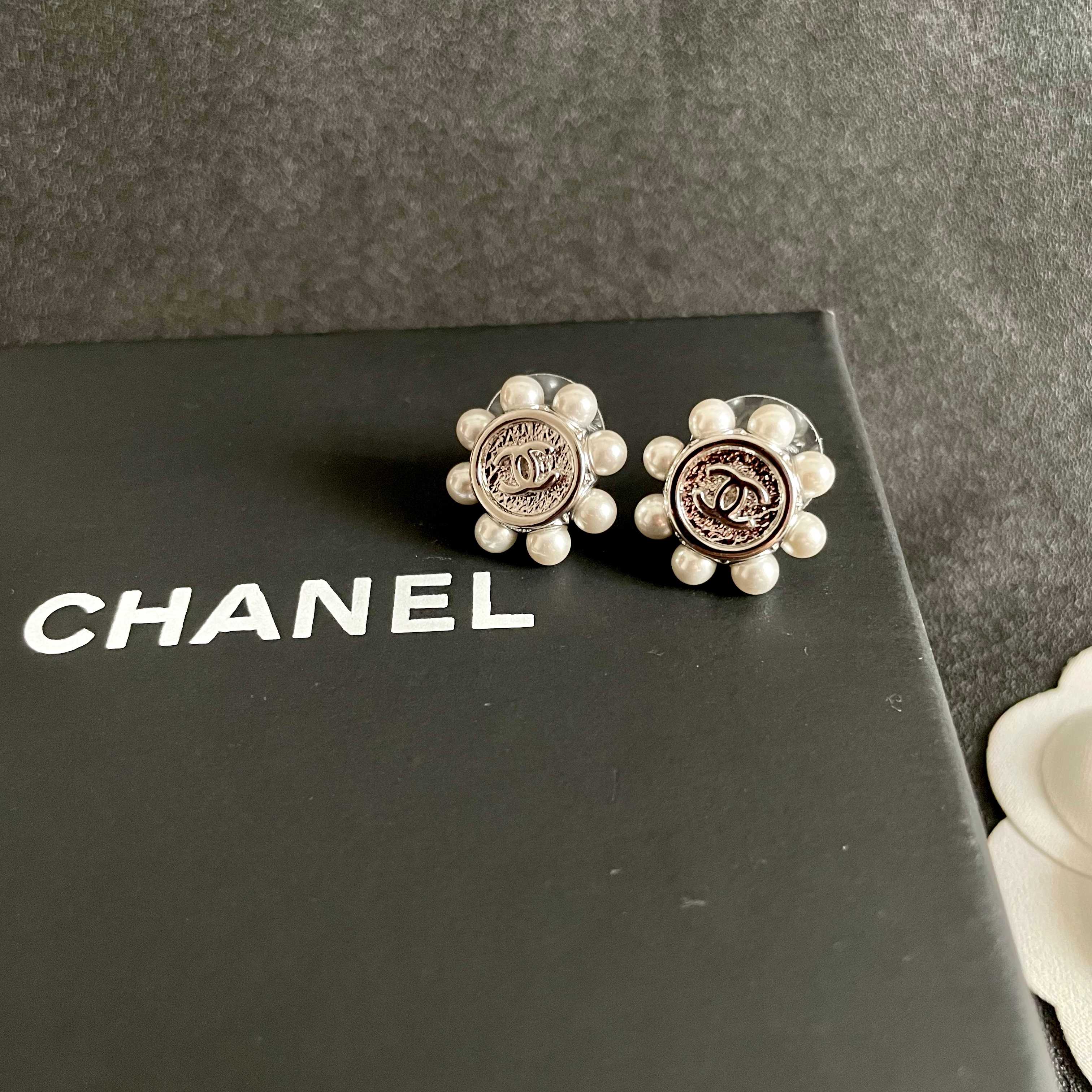 CHANEL 26S DOUBLE C LOGO PEARL TRIM ROUND STUD EARRINGS IN SILVER METAL 631020