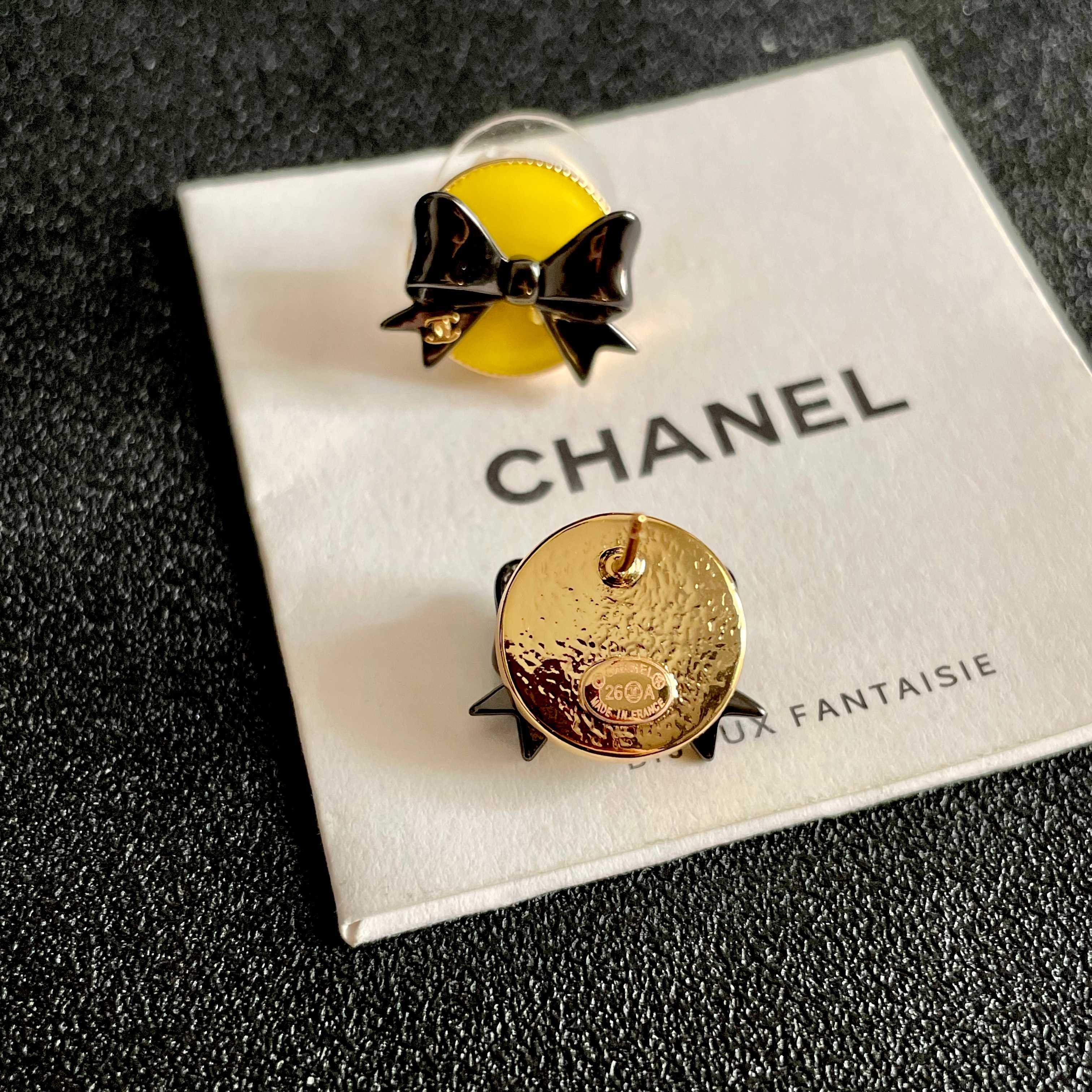 CHANEL 26S DOUBLE C LOGO BLACK BOW YELLOW ENAMEL ROUND STUD EARRINGS IN GOLD METAL 631024
