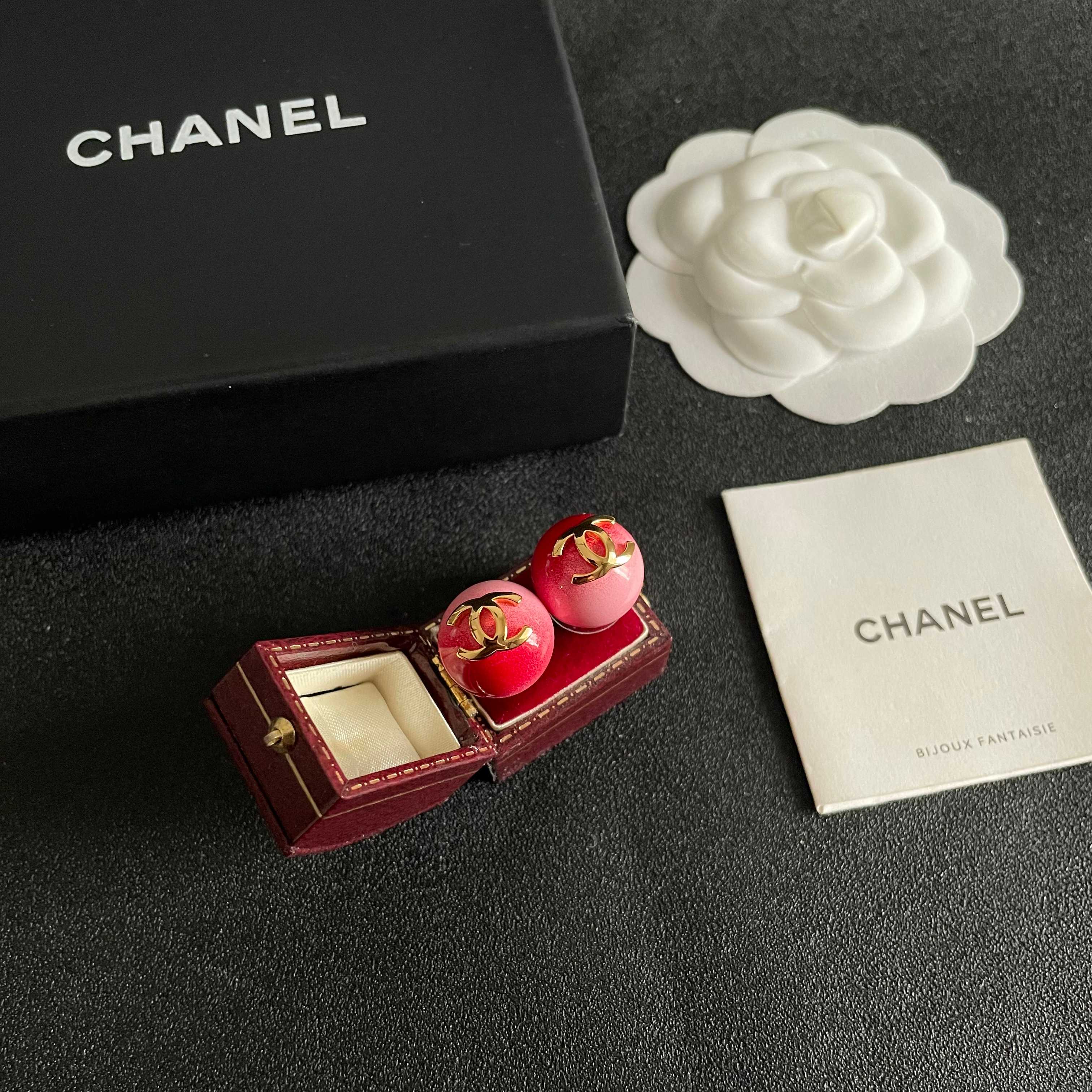 CHANEL 26S DOUBLE C LOGO RED PINK OMBRE ENAMEL ROUND STUD EARRINGS IN GOLD METAL 631036