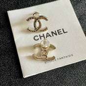 CHANEL 26S DOUBLE C LOGO CRYSTAL STUD EARRINGS IN GOLD METAL 631913