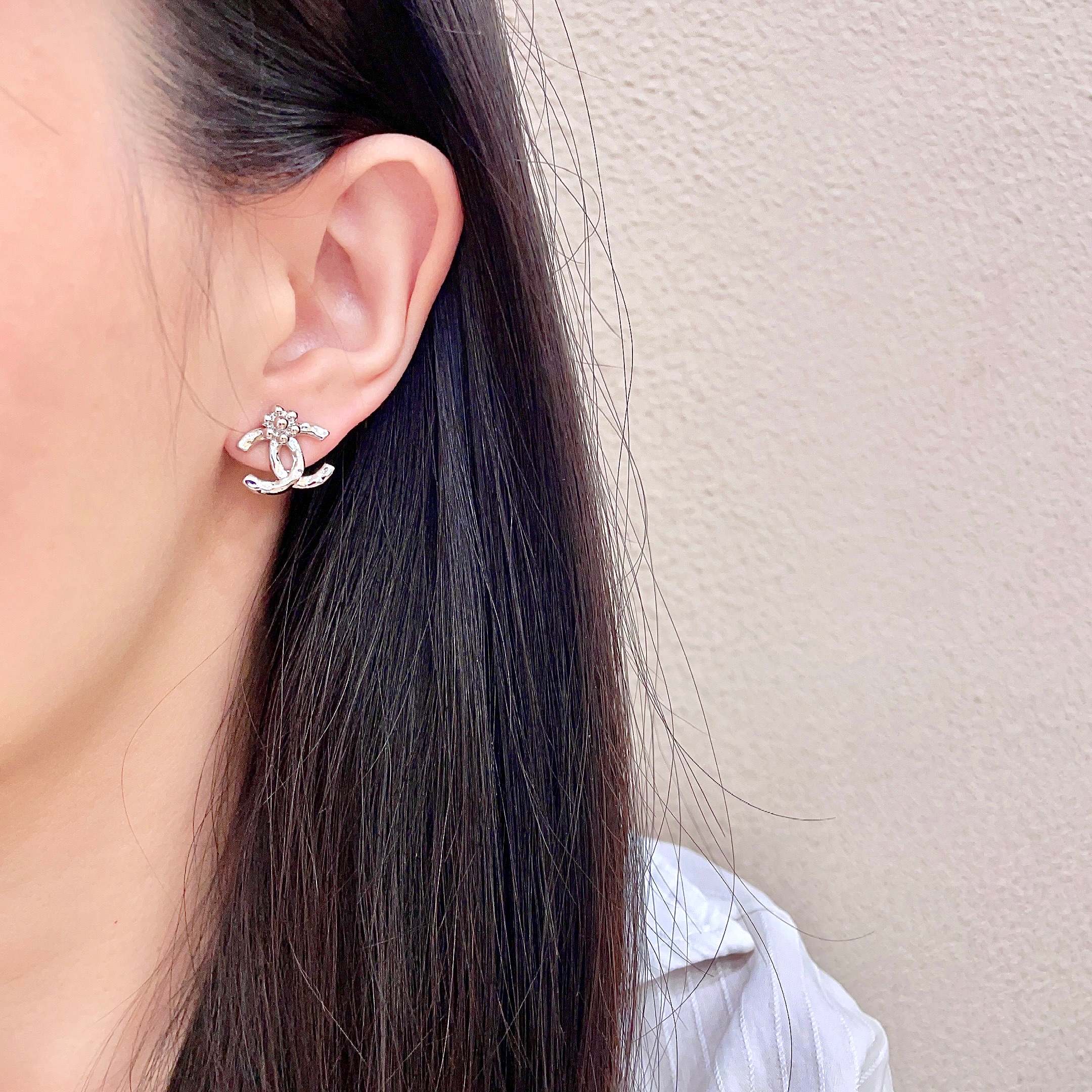 CHANEL 26S DOUBLE C LOGO PEARL STUD EARRINGS WITH FLORAL DETAIL IN SILVER METAL 631916