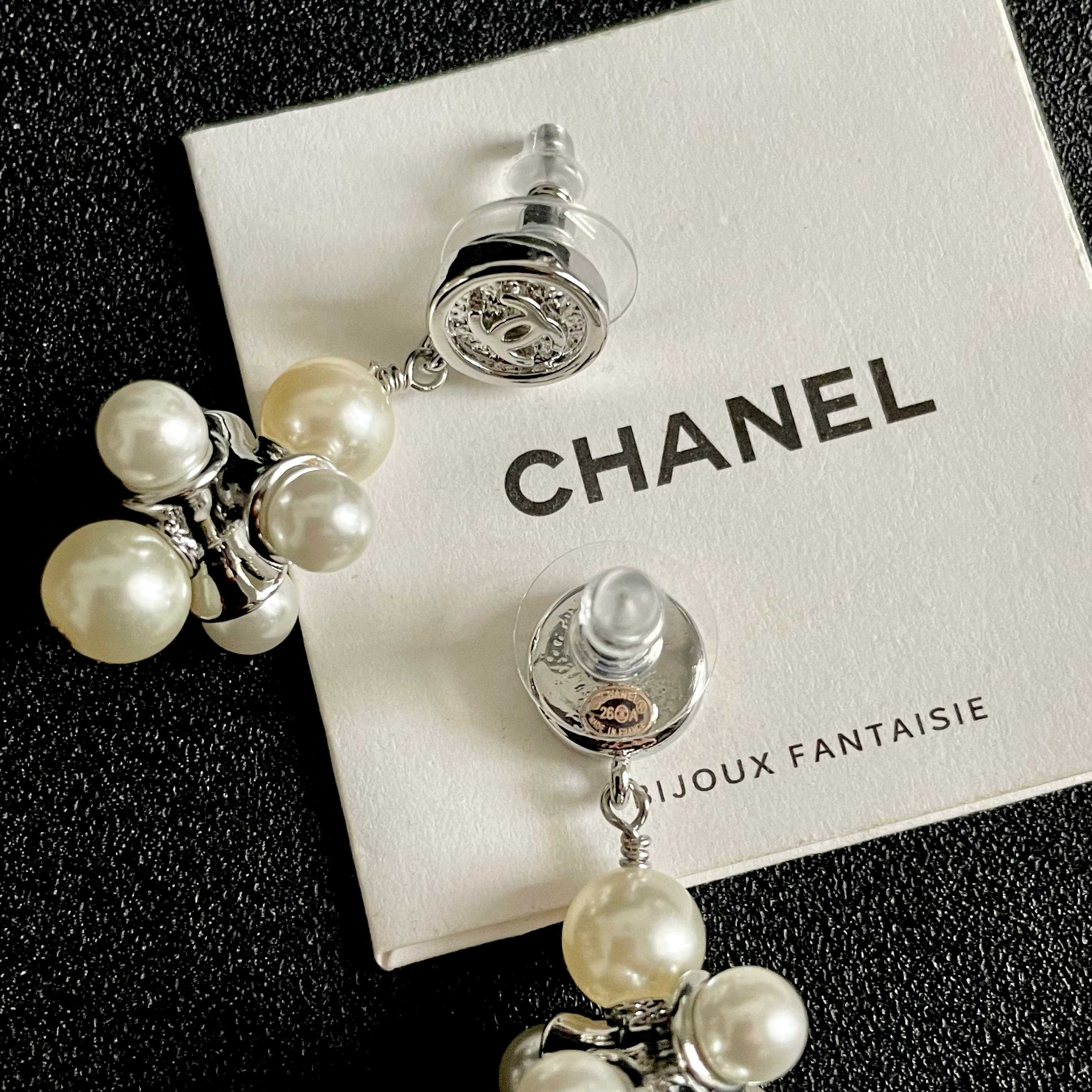 CHANEL 26S CHANEL CC LOGO PEARL CLUSTER DROP EARRINGS IN SILVER METAL 633302