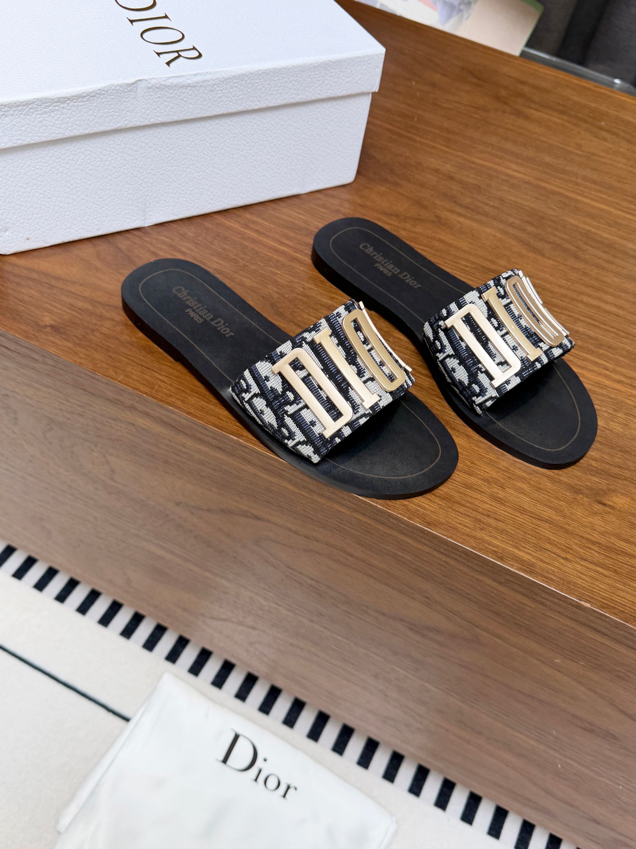 DIOR 26S D-WAY SLIDE IN BLACK DIOR OBLIQUE EMBROIDERED COTTON WITH GOLD HARDWARE