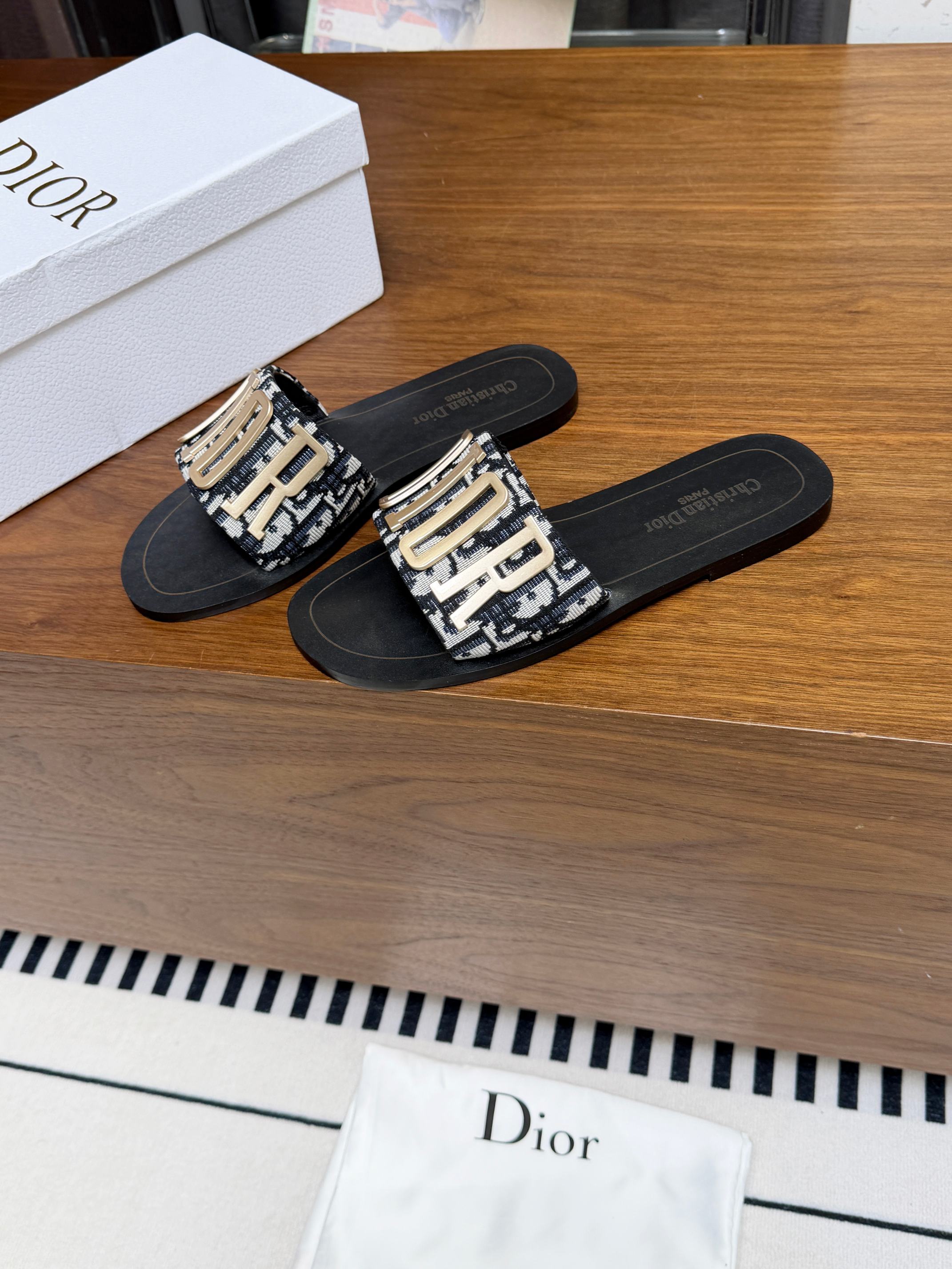 DIOR 26S D-WAY SLIDE IN BLACK DIOR OBLIQUE EMBROIDERED COTTON WITH GOLD HARDWARE