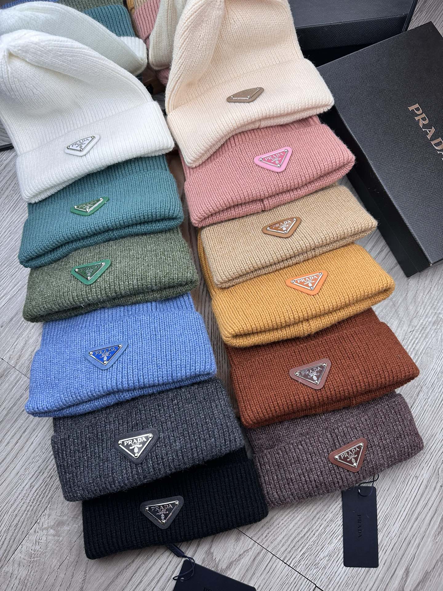 BEANIE HAT IN CHARCOAL GRAY WOOL 332391