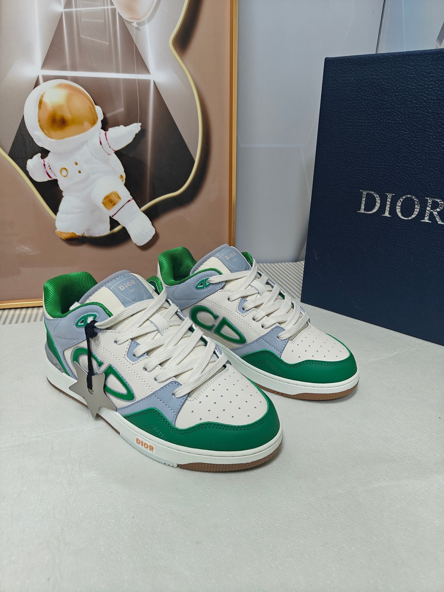 DIOR 26S LOW-TOP SNEAKER IN WHITE AND GREEN CALFSKIN
