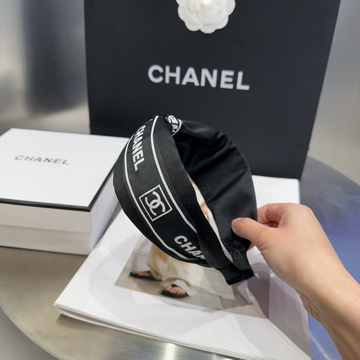 CHANEL 26S HEADBAND IN BLACK AND WHITE FABRIC 505314