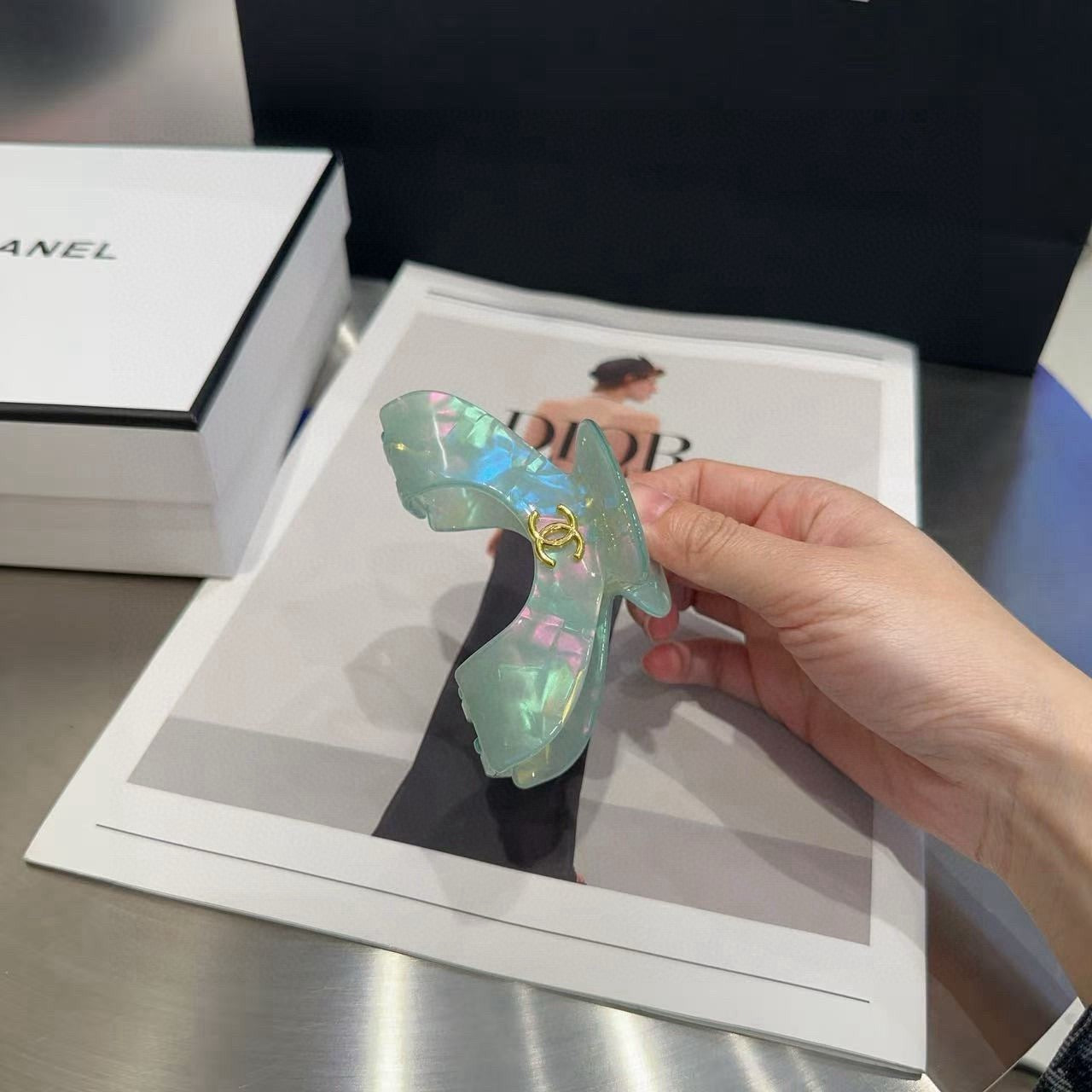CHANEL 26S CLAW HAIR CLIP IN GREEN ACRYLIC 512101