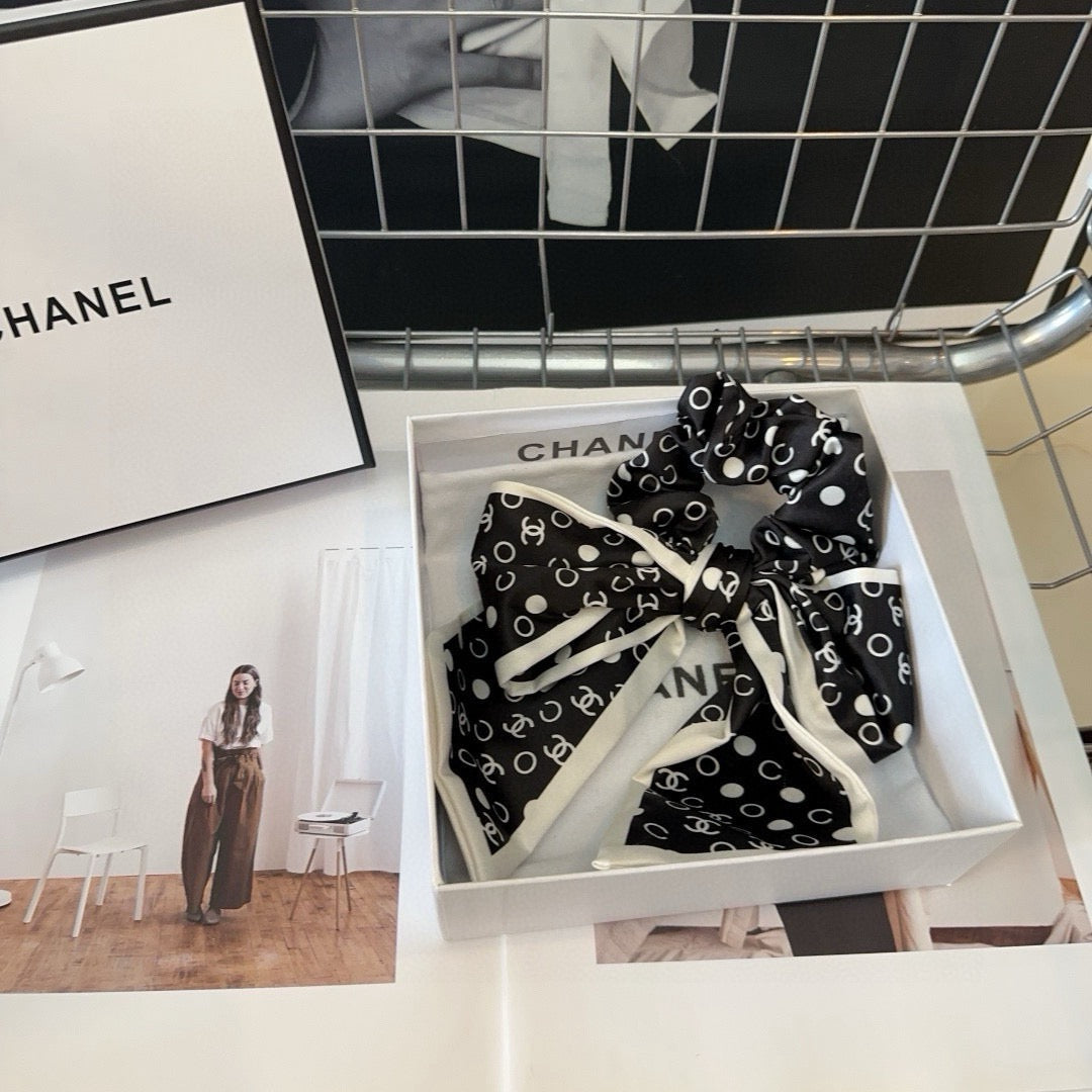CHANEL 26S BOW SCRUNCHIE IN WHITE AND BLACK PREMIUM SILK 505299