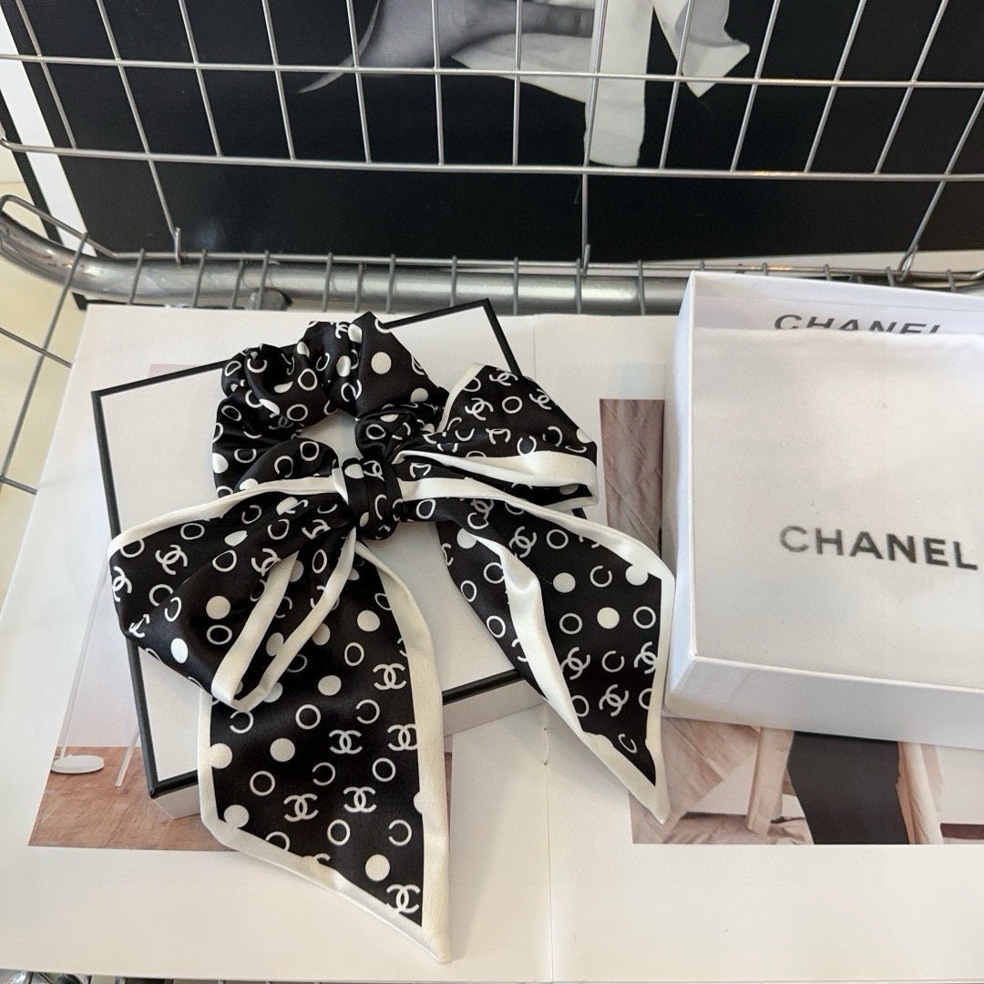 CHANEL 26S BOW SCRUNCHIE IN WHITE AND BLACK PREMIUM SILK 505299