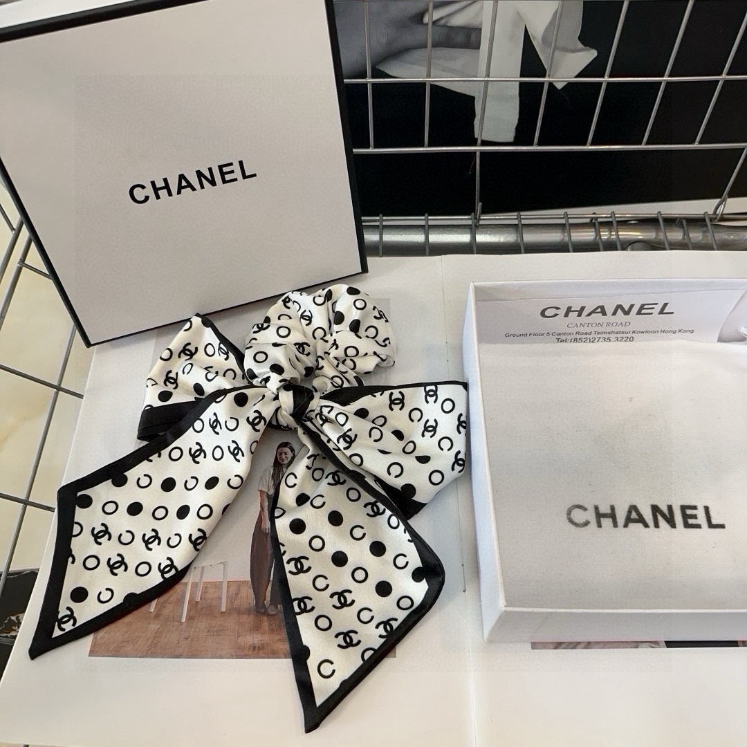 CHANEL 26S BOW SCRUNCHIE IN WHITE AND BLACK PREMIUM SILK 505300