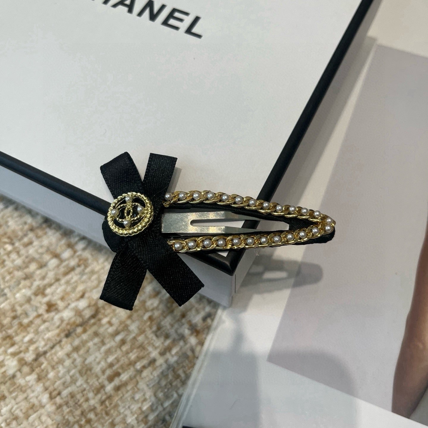 CHANEL 26S BOW HAIR CLIP IN BLACK FABRIC 505310