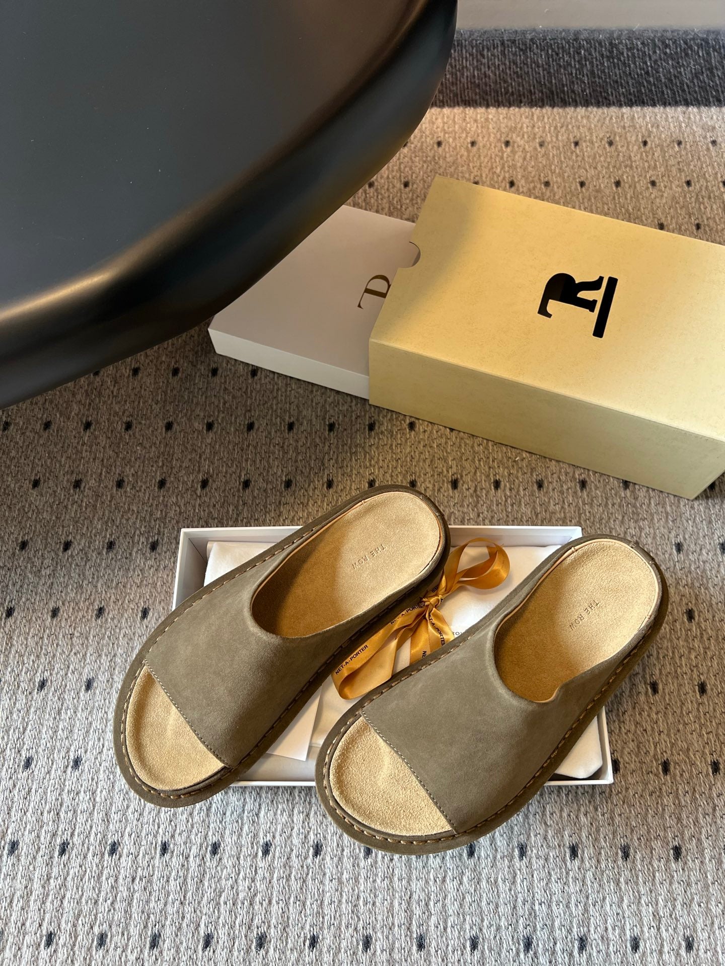 THE ROW 26S THONG SANDALS IN OLIVE GREEN SUEDE