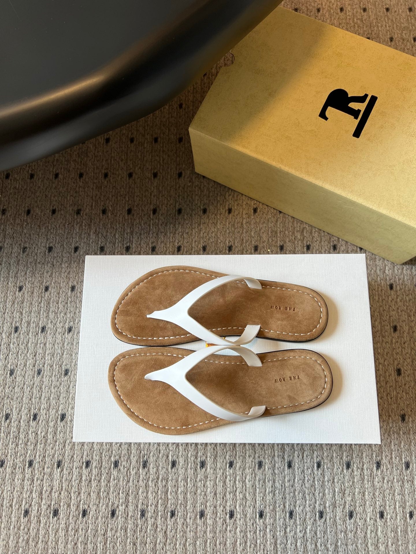 THE ROW 26S THONG SANDALS IN WHITE CALFSKIN AND SUEDE