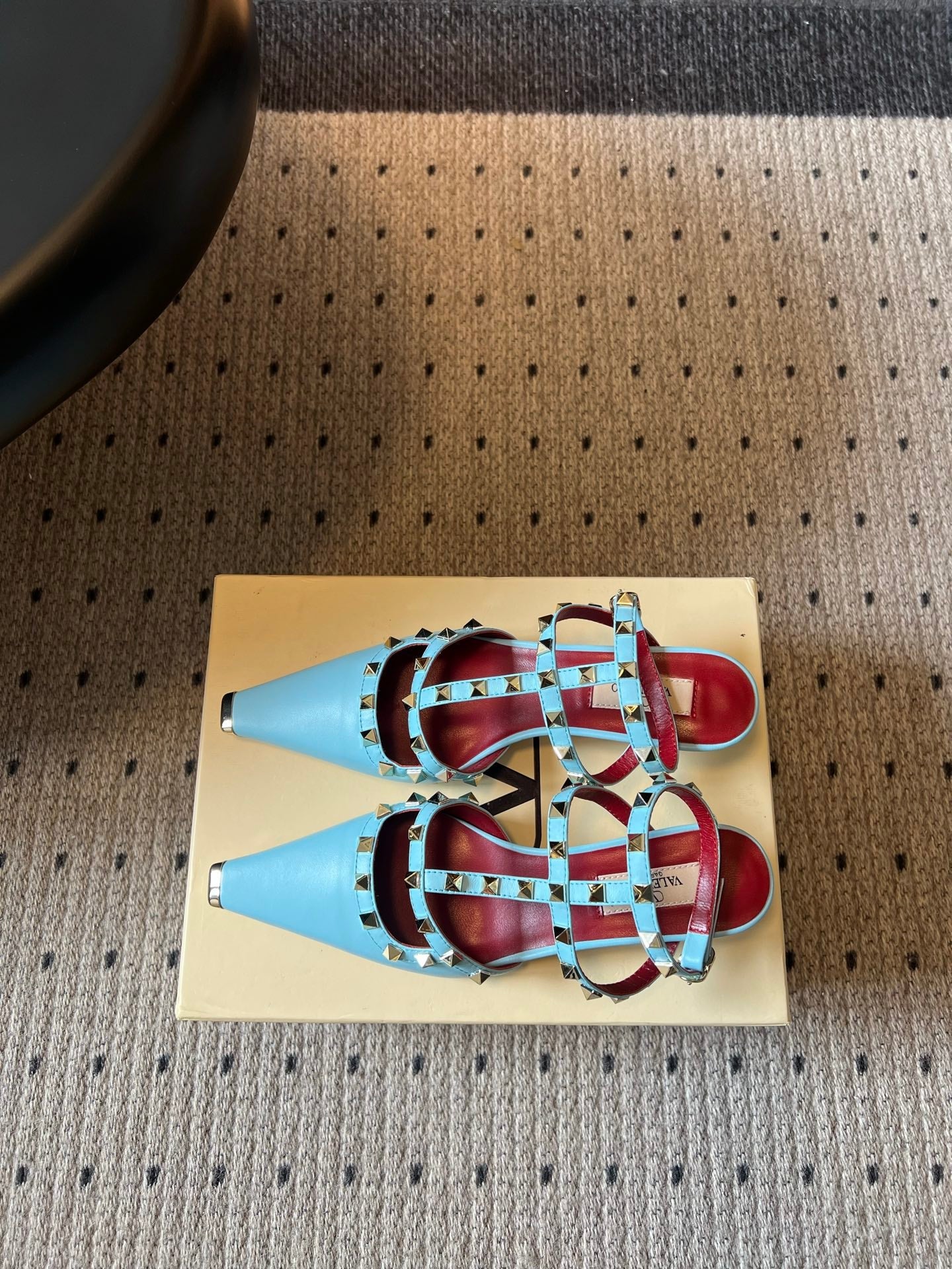VALENTINO 26S ROCKSTUD HIGH HEELS 40 MM IN LIGHT BLUE CALFSKIN