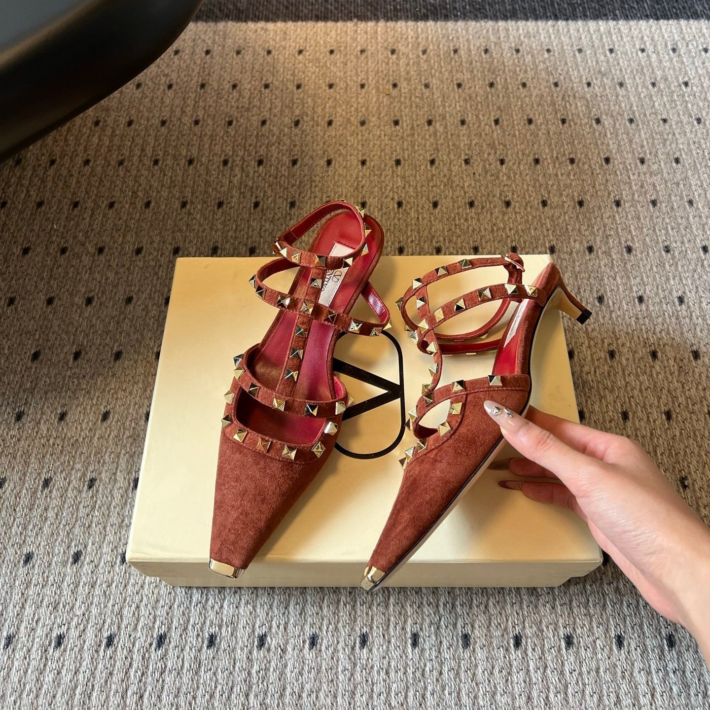 VALENTINO 26S ROCKSTUD HIGH HEELS 40 MM IN BROWN SUEDE
