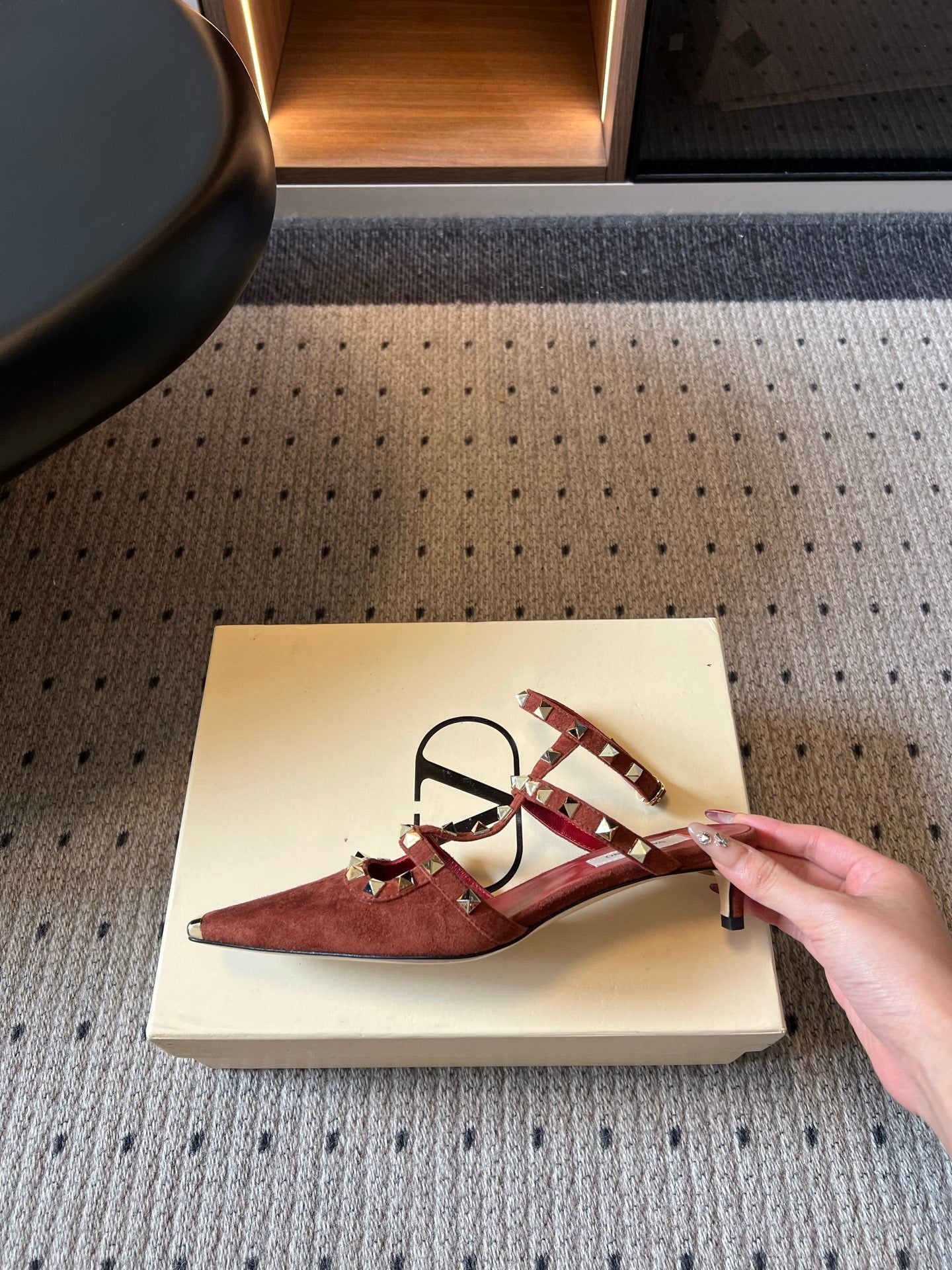 VALENTINO 26S ROCKSTUD HIGH HEELS 40 MM IN BROWN SUEDE